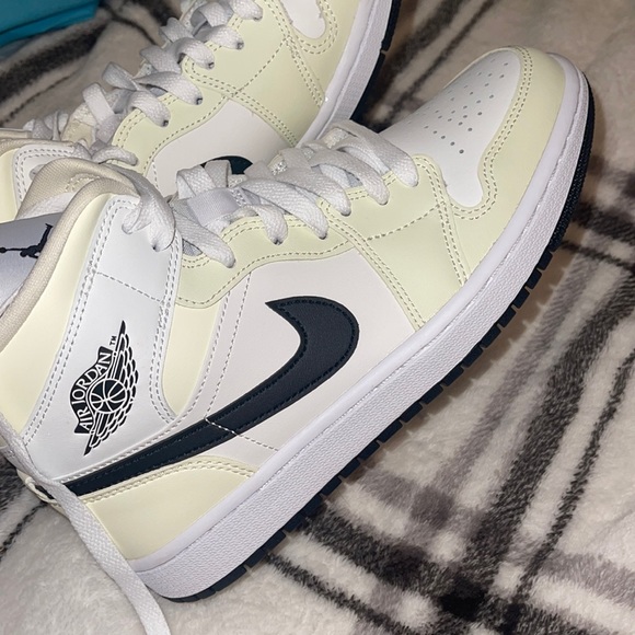 WILL DO HIGHEST PRICE size 8 coconut milk jordan mids never worn at all - Picture 1 of 4
